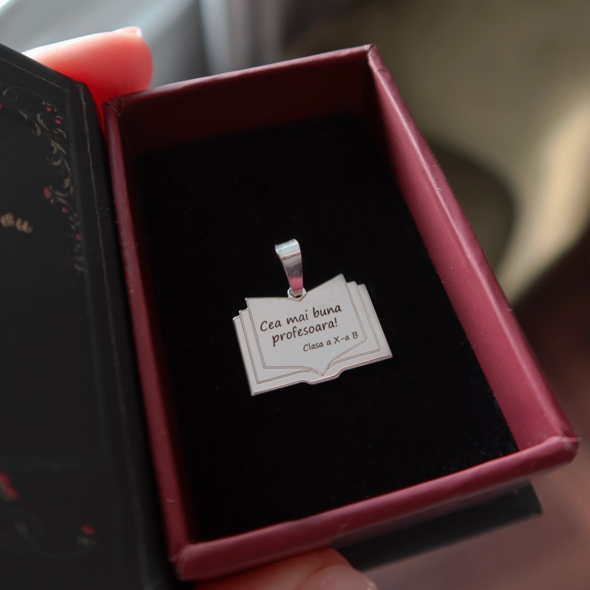 martisor din argint cu carte personalizata pentru educatoare profesoare si invatatoare