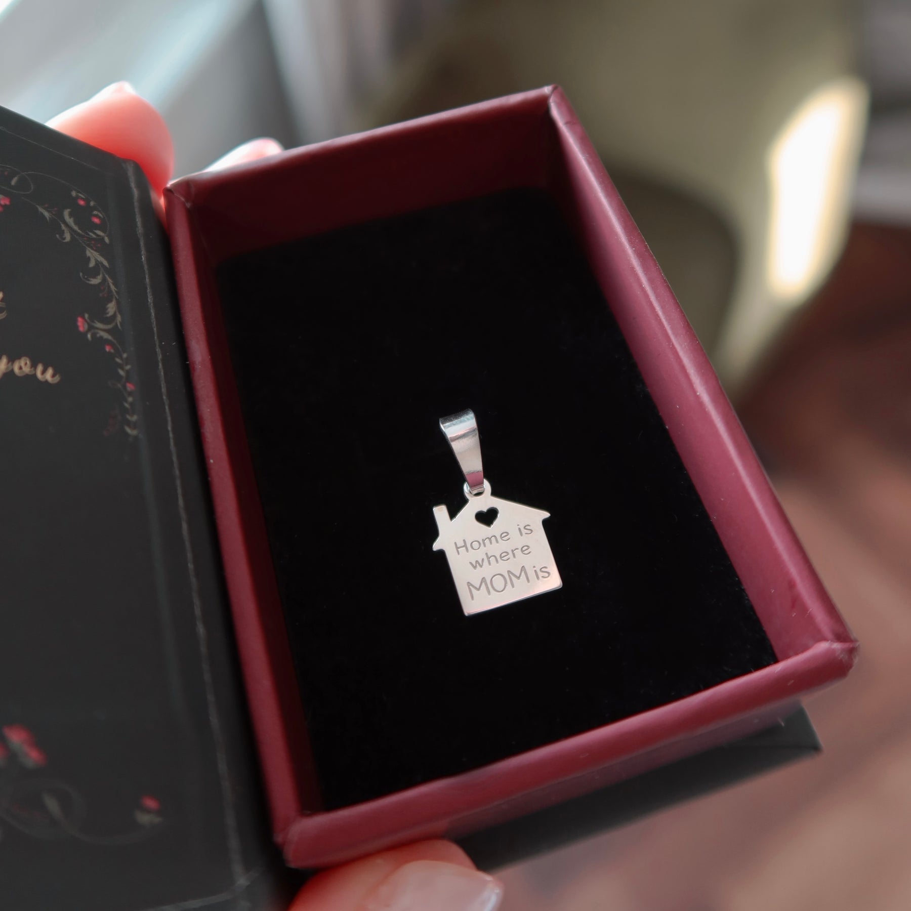 Martisor din argint 925 cu pandantiv home is where mom is, bijuterie cu mesaj si cadou pentru mama