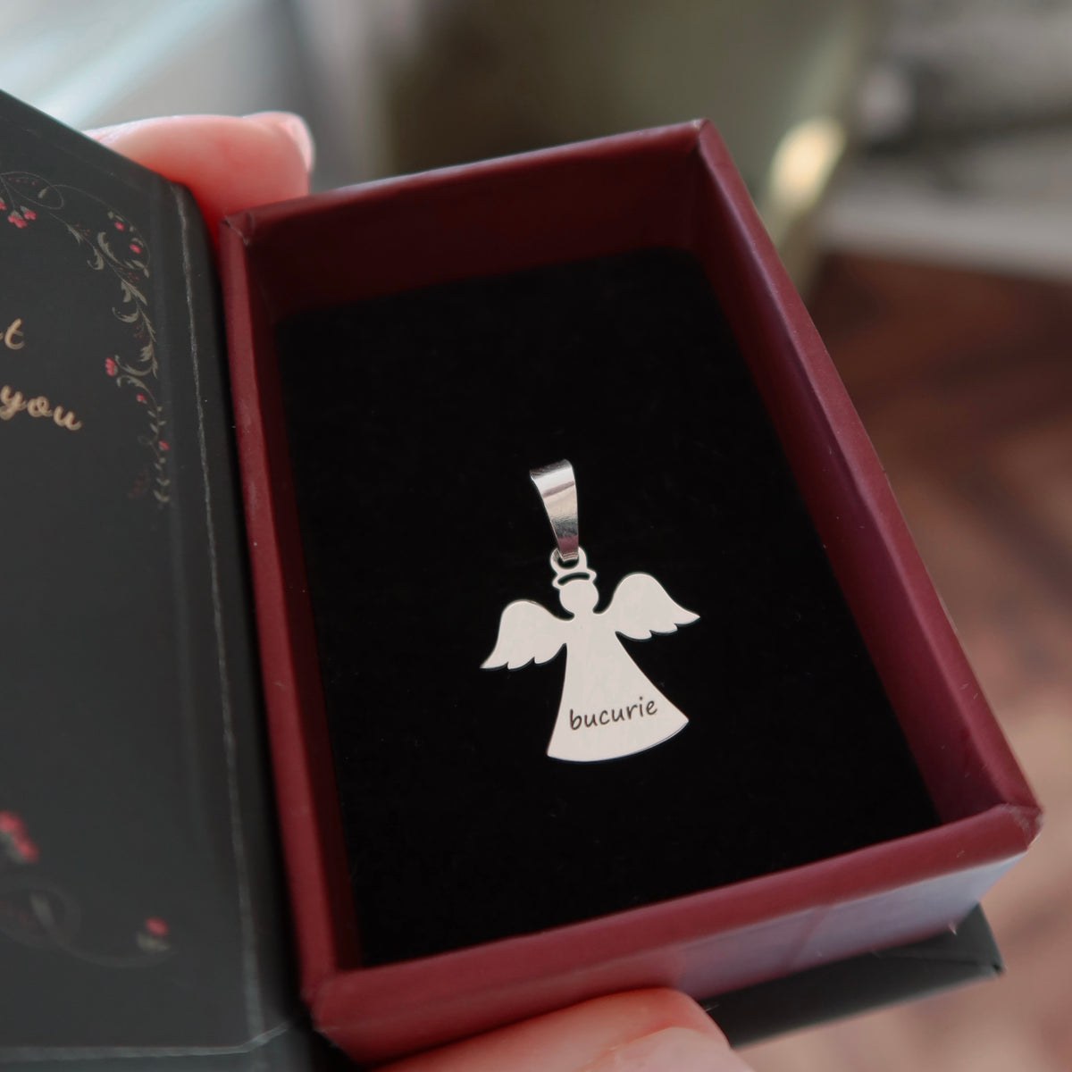 Martisor din argint 925 cu pandantiv ingeras personalizat cu mesaj