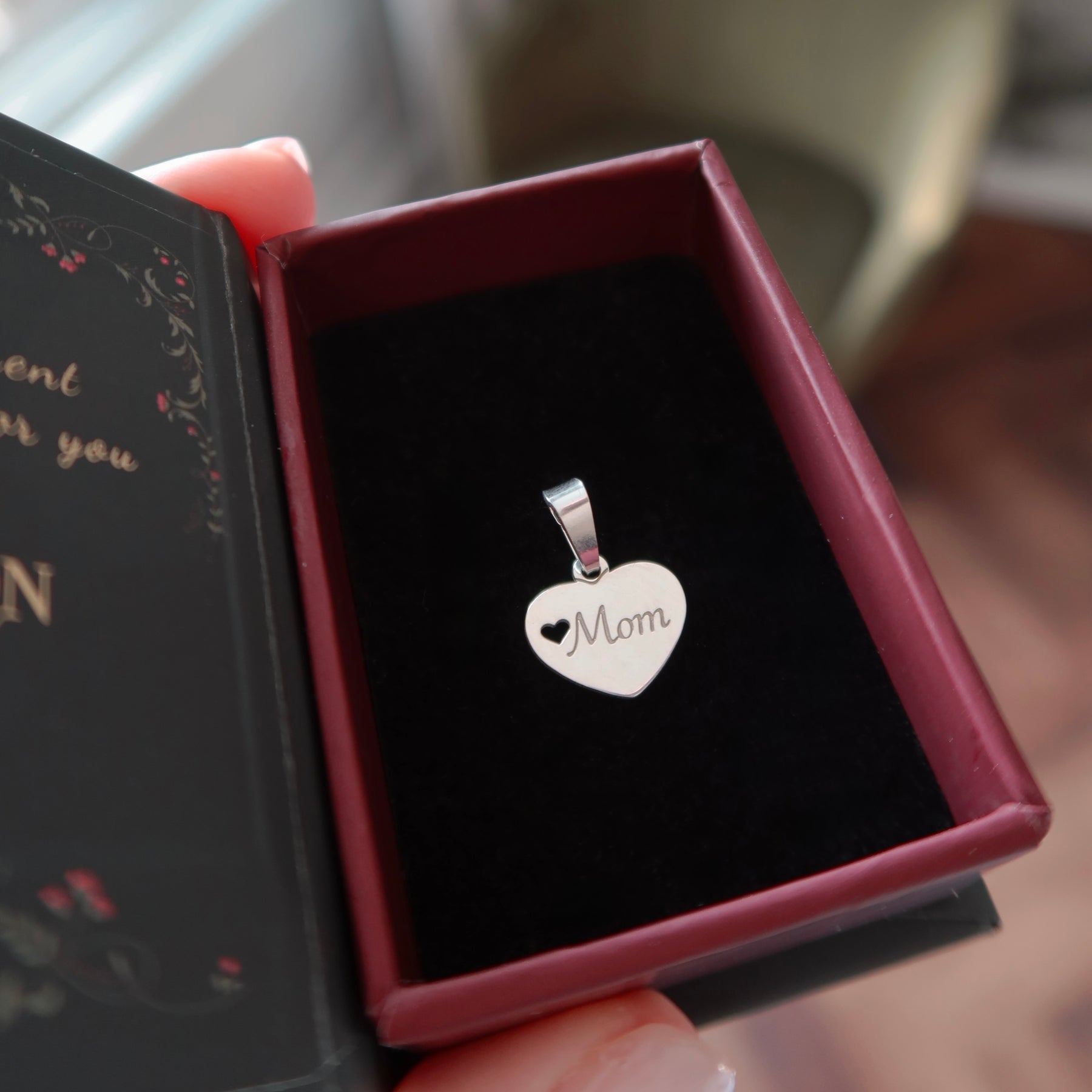 Martisor din argint 925 cu pandantiv inima mom, bijuterie delicata si cadou emotionant pentru mama, Maison La Stéphanie