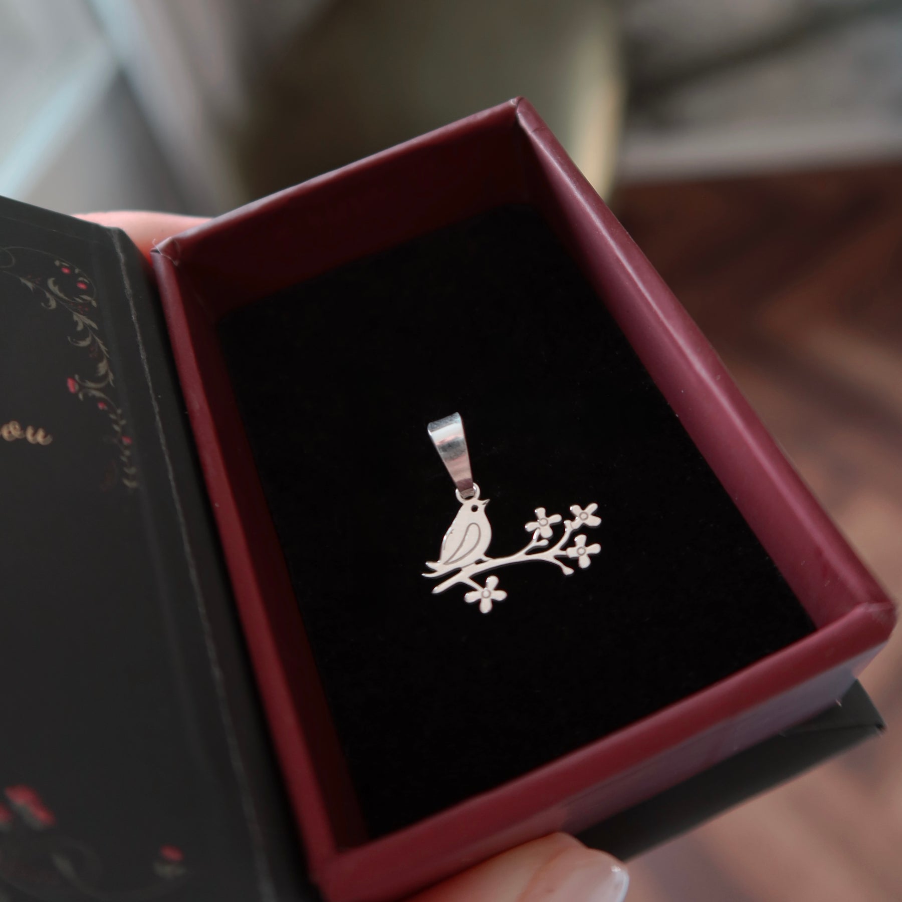 Martisor din argint 925 cu pandantiv pasare pe ramura