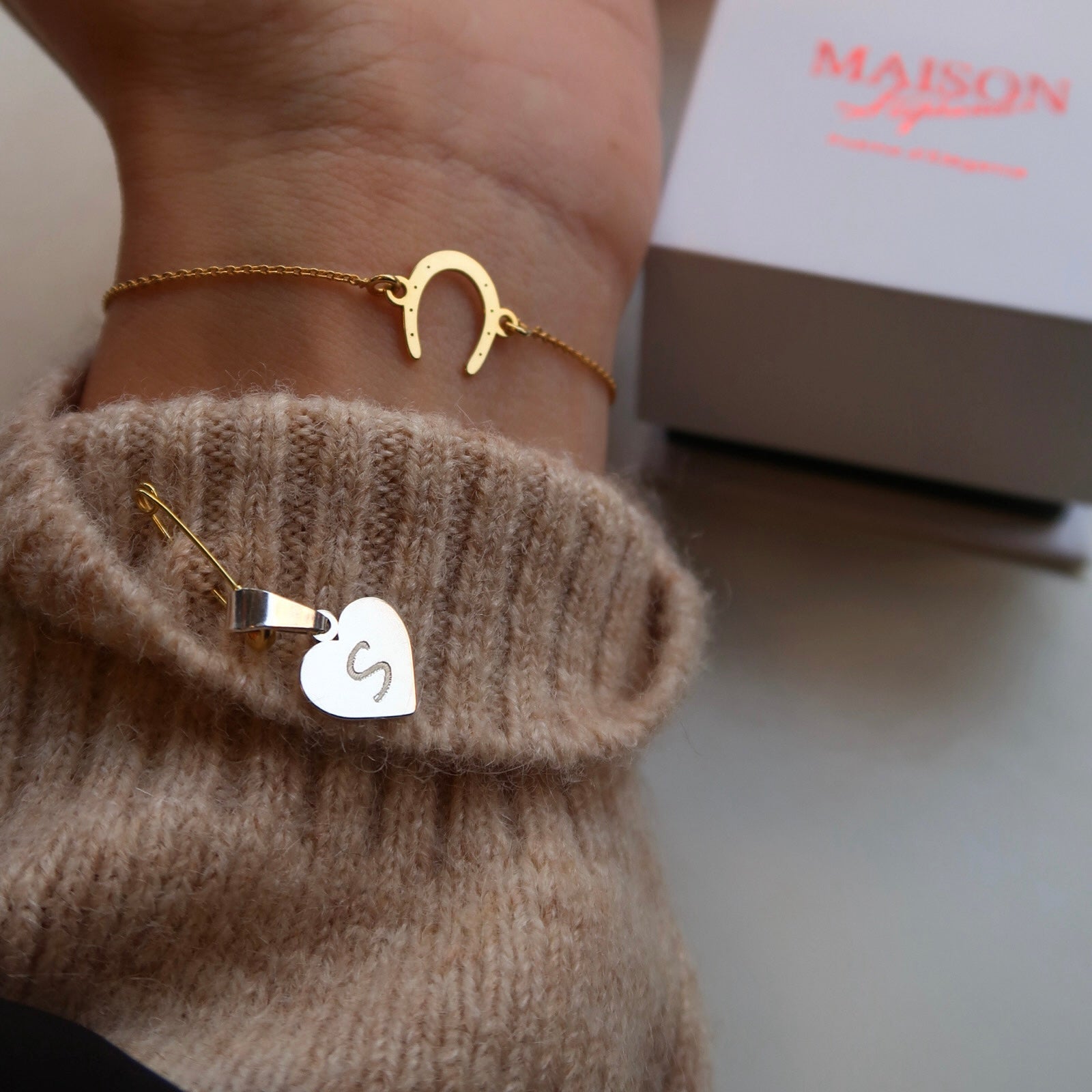 Mărțișor elegant din argint 925, în formă de inimă cu inițială gravată — o bijuterie fină Maison La Stéphanie, perfectă pentru cadou de 1 Martie.