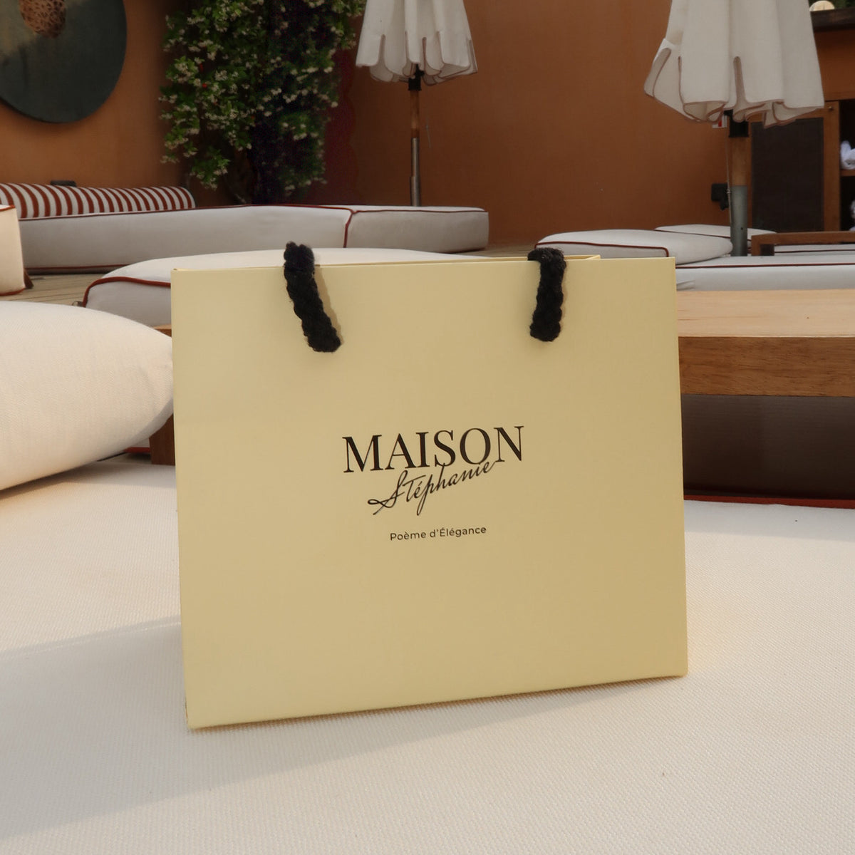 Pungă cadou Maison La Stéphanie — ambalaj elegant pentru bijuterii și cadouri speciale. Ideală pentru aniversări, sărbători și ocazii deosebite.