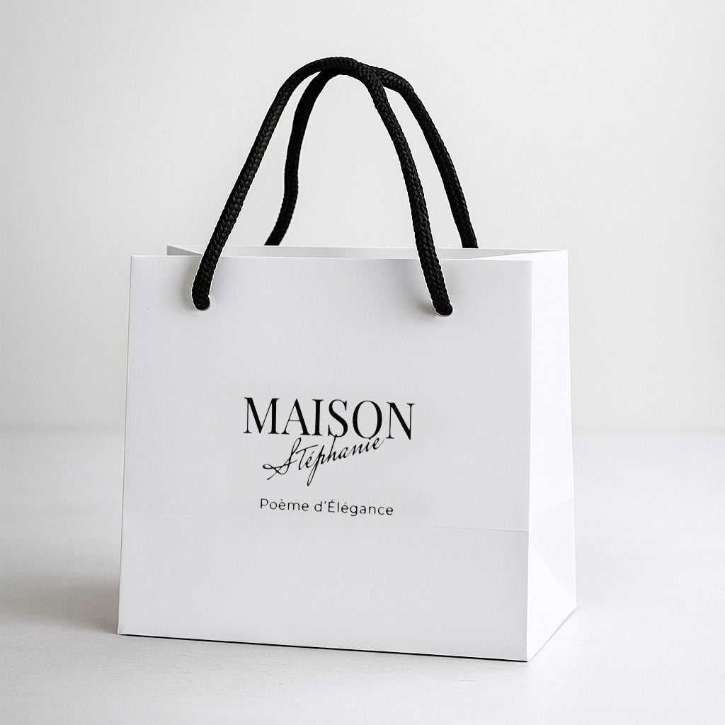 Pungă cadou Maison La Stéphanie — ambalaj elegant pentru bijuterii și cadouri speciale. Ideală pentru aniversări, sărbători și ocazii deosebite.