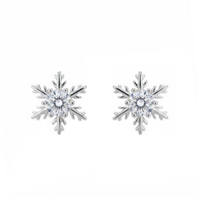 O pereche de cercei mici tip stud, în formă de fulg de nea, realizați din argint cu finisaj lucios. În centru se află o piatră strălucitoare transparentă, cu un design simetric și delicat.