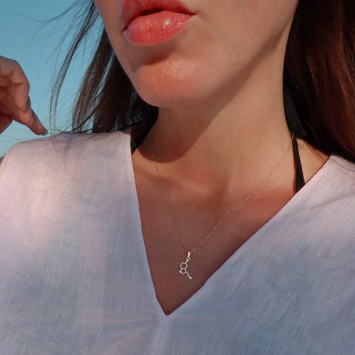 Colier Serotonină – Molecula Fericirii din argint 925, purtat la gât într-o fotografie lifestyle realizată în lumină naturală – MAISON Stéphanie