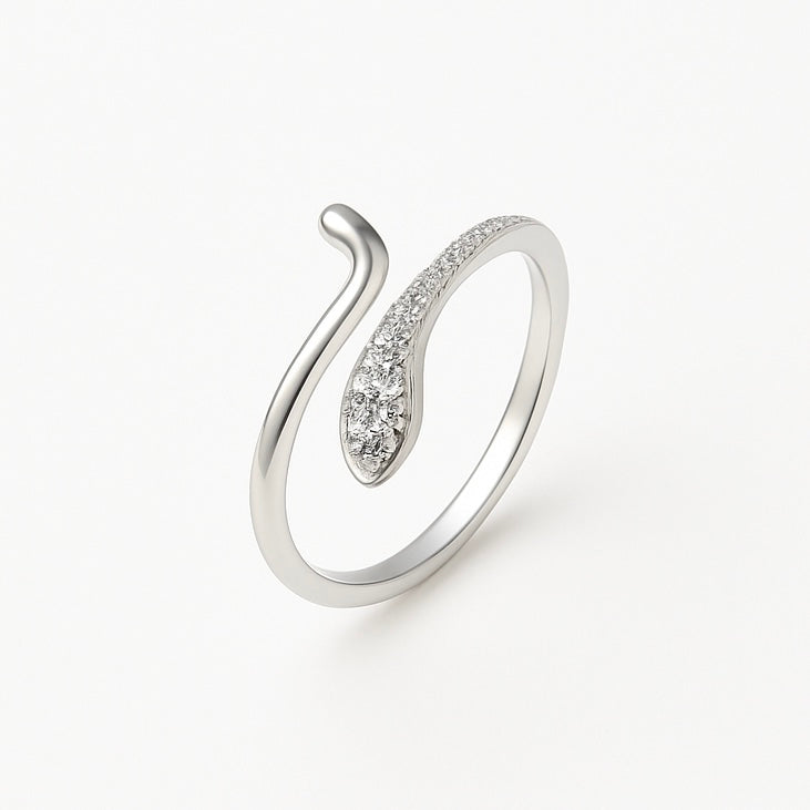 Inel reglabil din argint placat cu rodiu, cu formă curbată de șarpe și detalii discrete cu zirconii pe vârf.