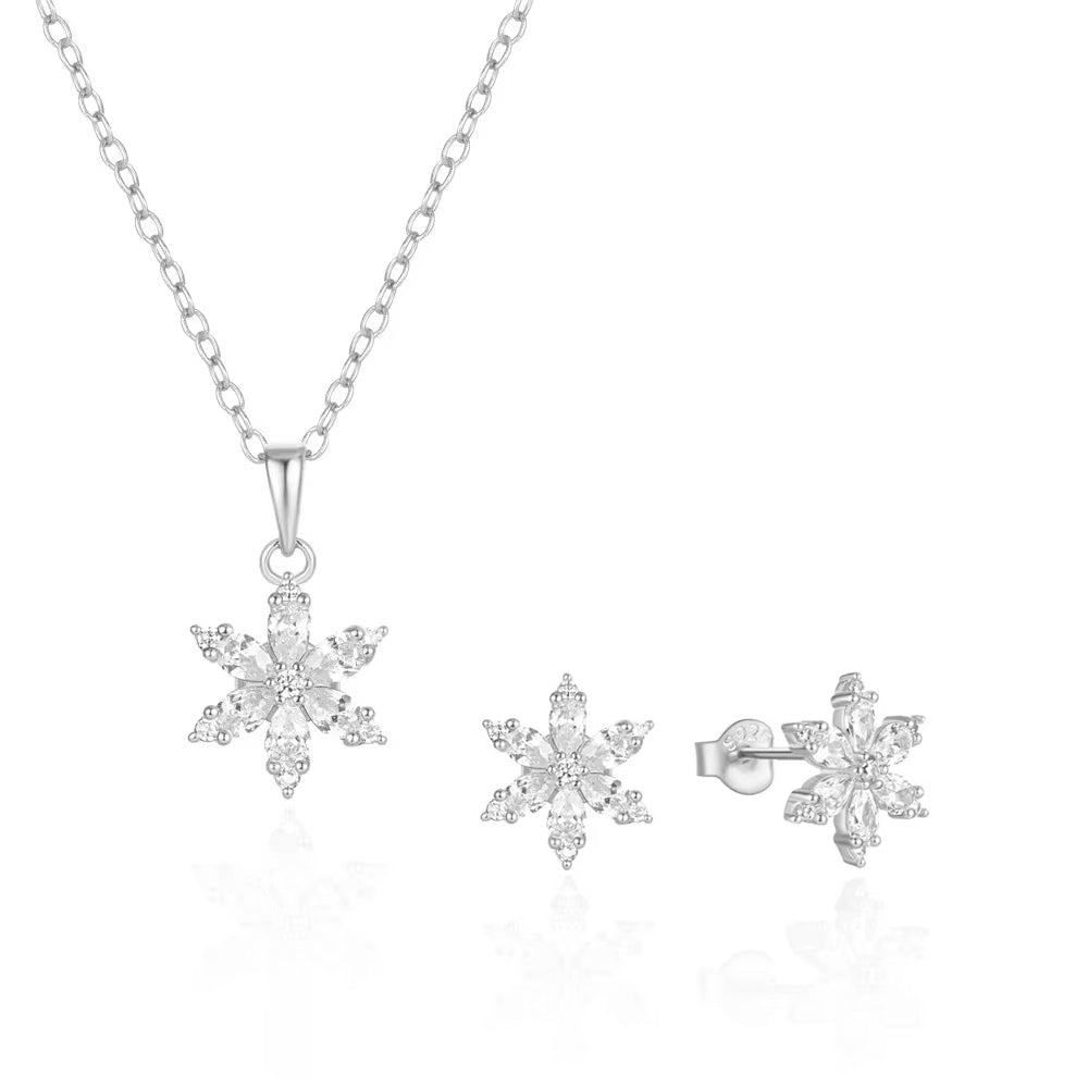 Set din argint placat cu rodiu, compus din colier cu fulg de nea și cercei stud cu design identic, pietre zirconia tăietură marquise și rotundă, stil festiv și elegant.