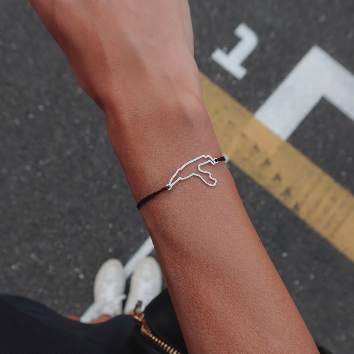 Gepersonaliseerde Spa-Francorchamps Formule 1 circuit armband van 925 zilver met verstelbaar koord van MAISON Stéphanie, motorsport sieraad voor F1- en Grand Prix-fans.