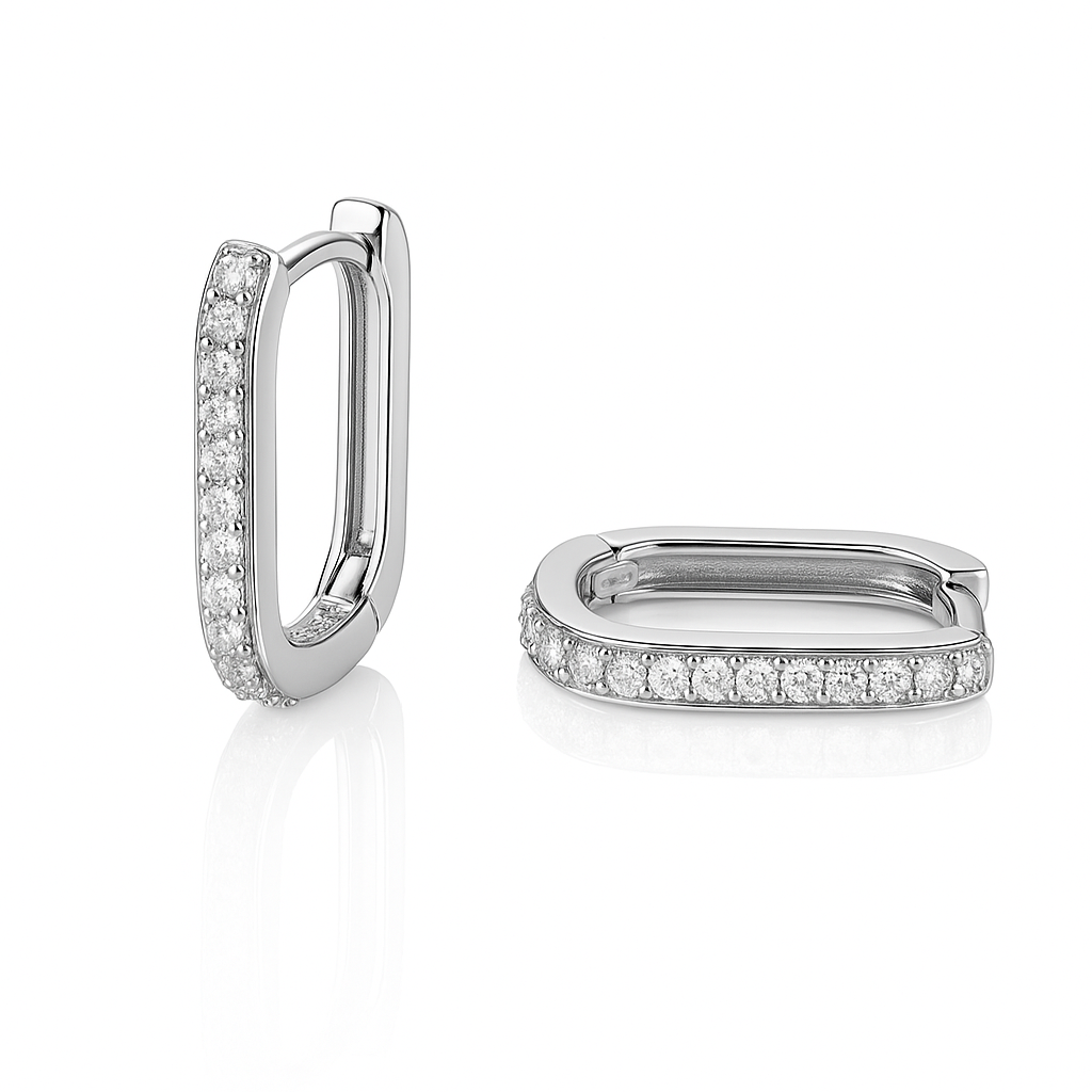 O pereche de cercei argintii, cu formă dreptunghiulară și pietre mici strălucitoare montate pe toată lungimea, cu aspect modern și sofisticat.