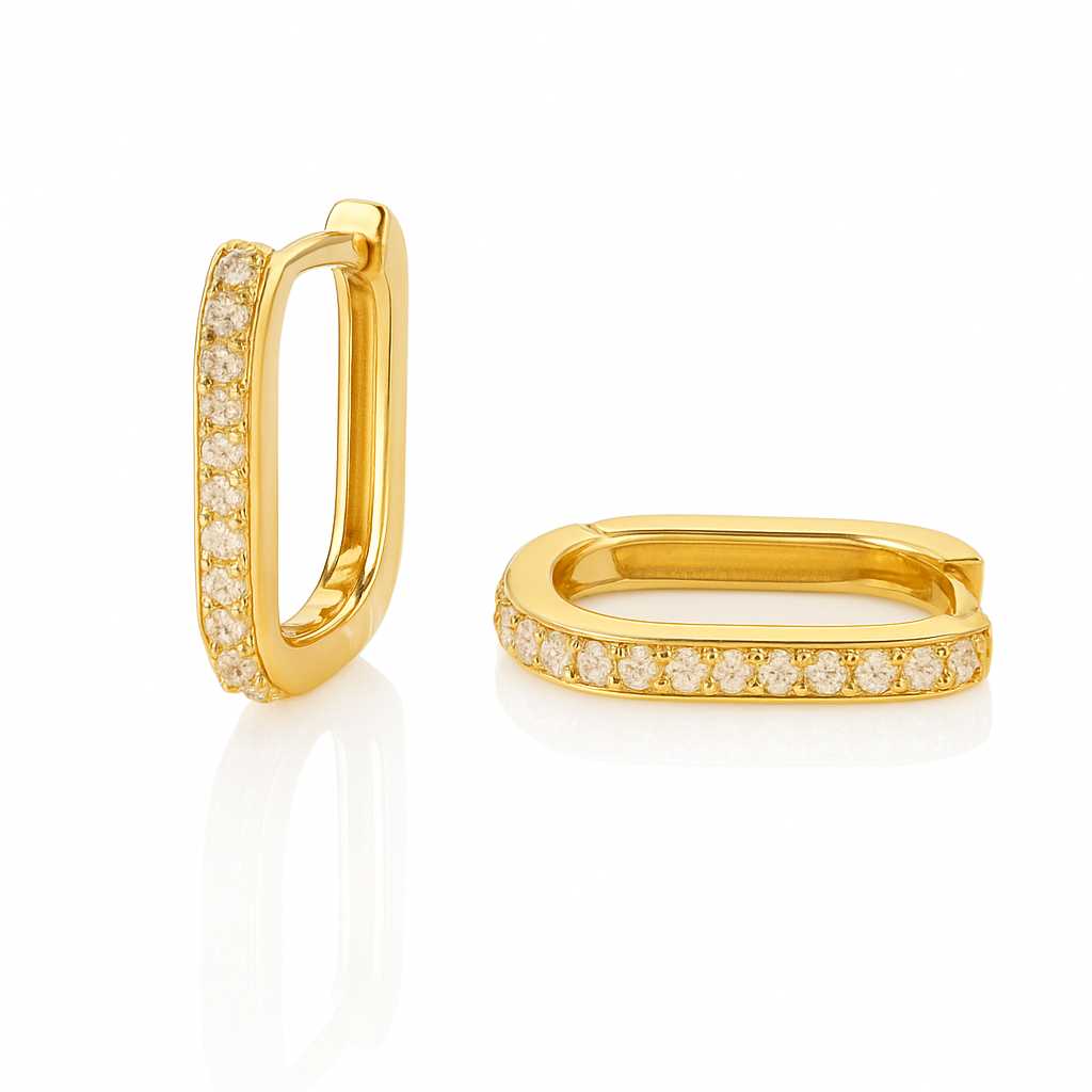 O pereche de cercei aurii, cu formă dreptunghiulară și pietre mici strălucitoare montate pe toată lungimea, cu aspect elegant și sofisticat.