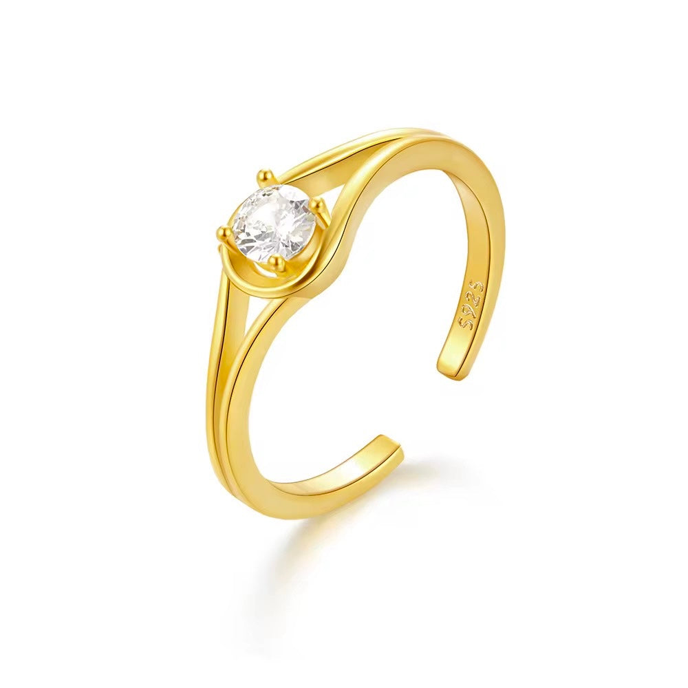 Inel Velvet Light din argint 925 placat cu aur, cu zirconiu strălucitor și design elegant fluid. Model reglabil cu aspect modern și feminin.