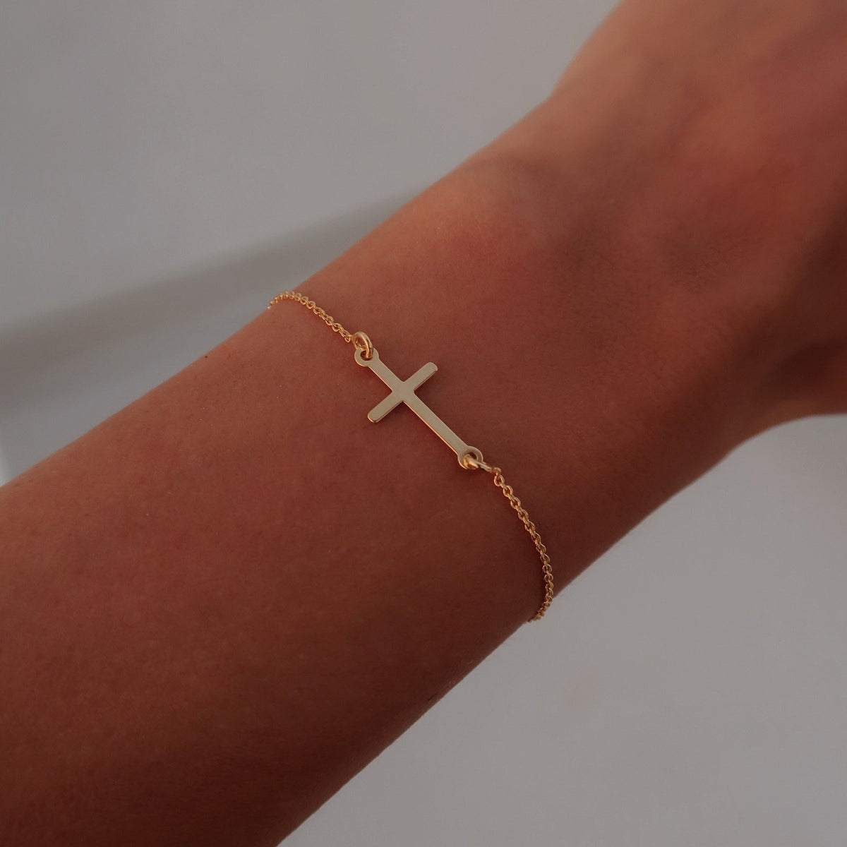 Brățară elegantă cu cruce din argint 925 placat cu aur 18K – bijuterie bestseller Maison La Stéphanie, ideală ca dar de Crăciun, aniversare, botez sau cadou corporate rafinat. Simbol al protecției și al eleganței clasice.