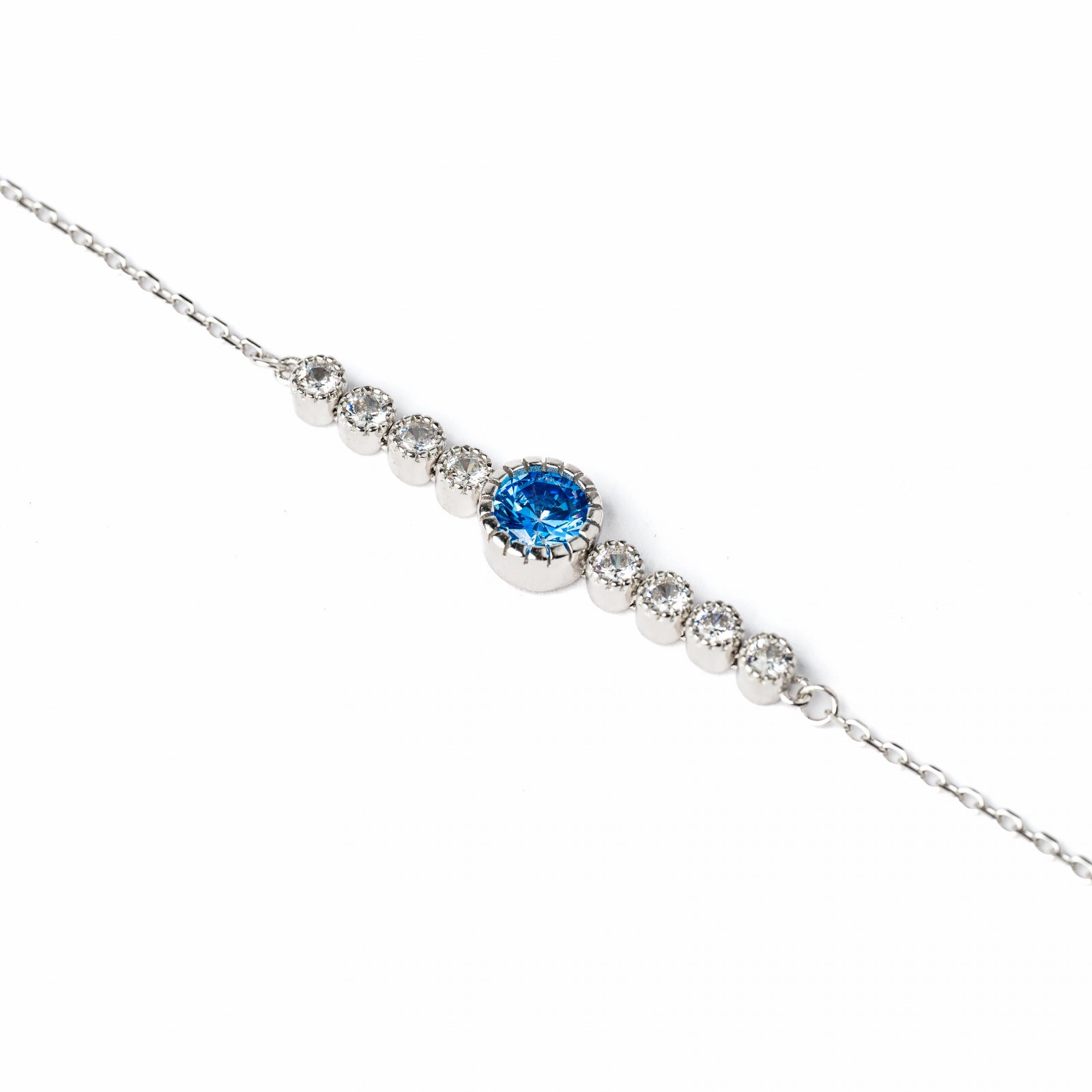 Brățară elegantă din argint 925 cu piatră zirconia albastră – o bijuterie rafinată Maison La Stéphanie, ideală ca și cadou pentru iubită, soție sau prietenă. Perfectă pentru ocazii speciale sau purtare zilnică.
