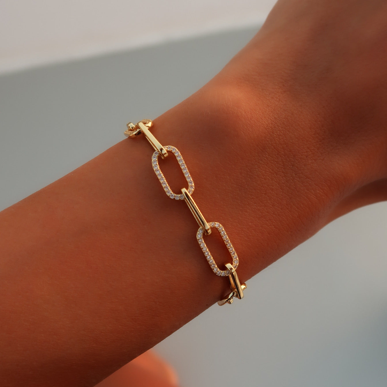 Brățară elegantă din argint 925 placat cu aur 18K, cu zirconii albe – bijuterie rafinată Maison La Stéphanie, ideală pentru femei elegante. Cadou deosebit pentru aniversări, Crăciun sau ocazii speciale.