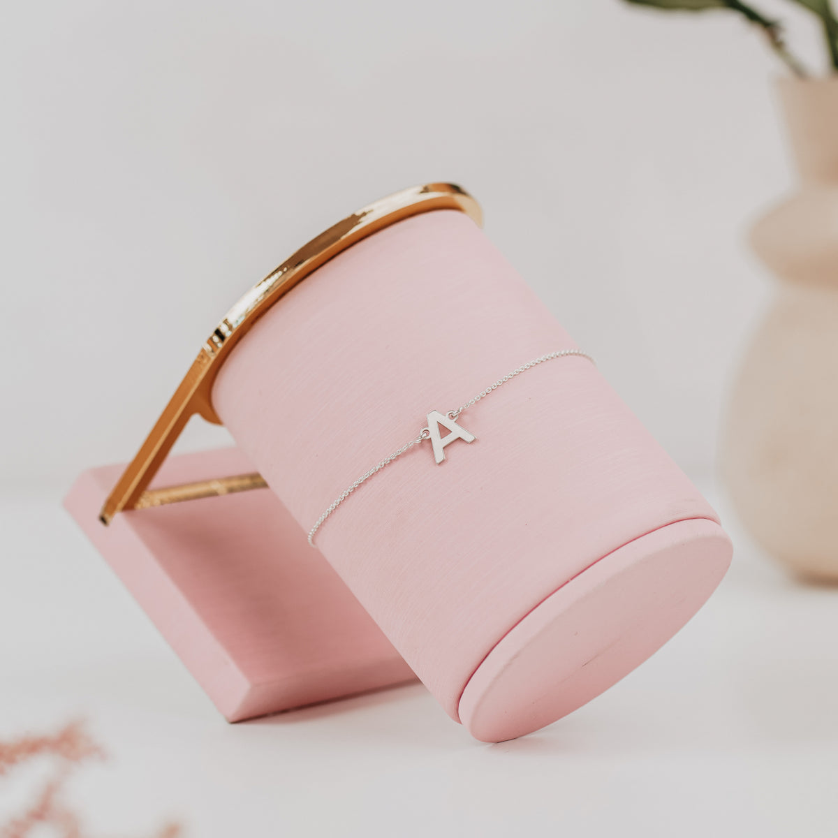 Brățară elegantă din argint 925, ideală ca dar personalizat cu inițială, perfectă pentru cadou de ziua ei, aniversare sau 1 martie. Descoperă bijuterii fine Maison La Stéphanie.