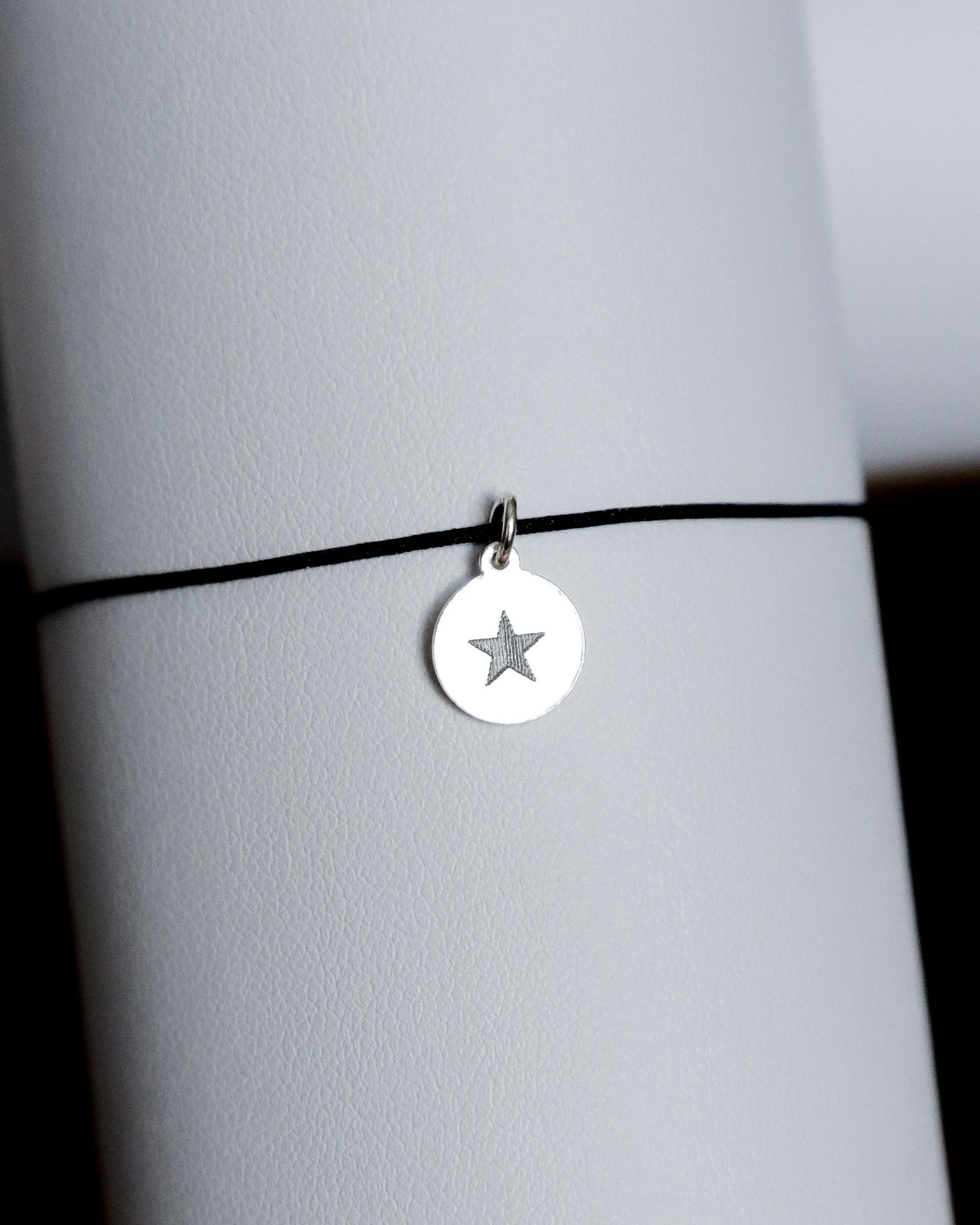 Bratara personalizata cu banut din argint 925 gravat cu initiala, pe snur reglabil Maison La Stephanie