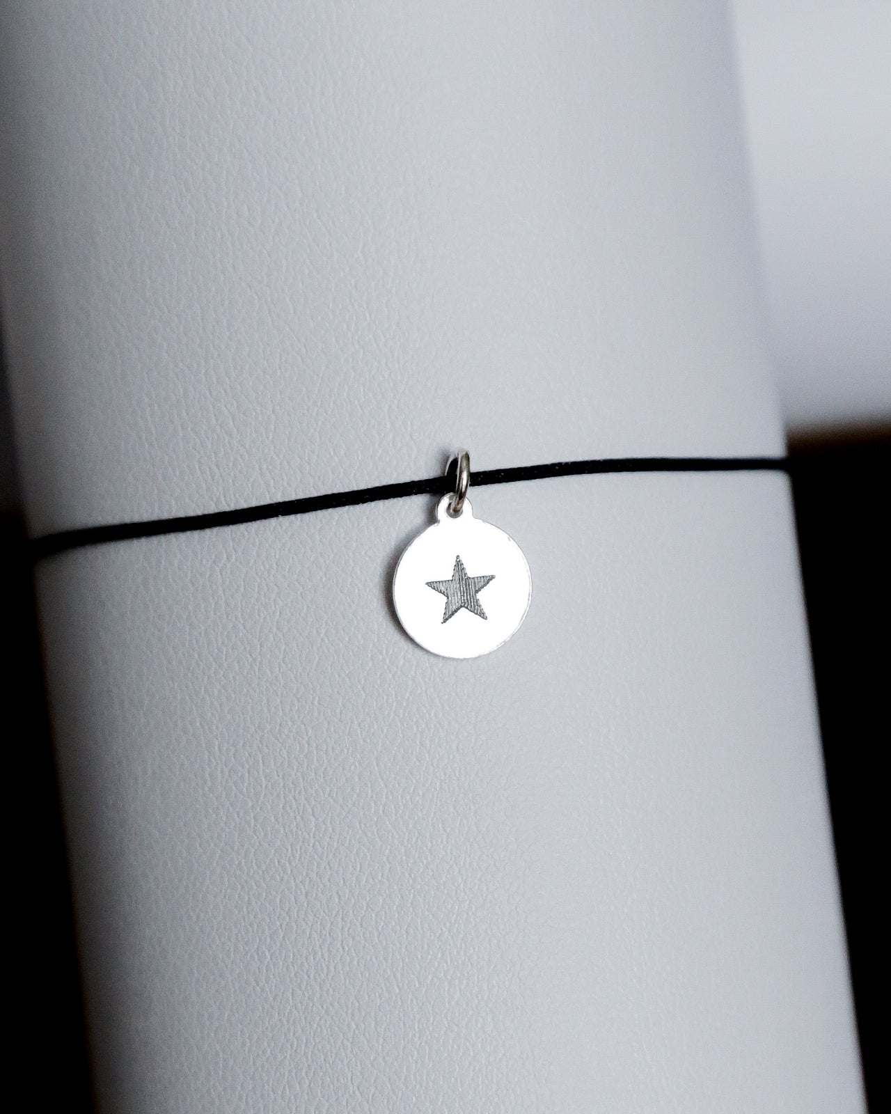 Bratara personalizata cu banut din argint 925 gravat cu initiala, pe snur reglabil Maison La Stephanie