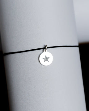 Bratara personalizata cu banut din argint 925 gravat cu initiala, pe snur reglabil Maison La Stephanie