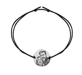 Brățară din argint 925 cu poză gravată. Cadoul ideal pentru iubiti, părinți sau prieteni. Fotogravură detaliată, șnur reglabil din mătase premium.