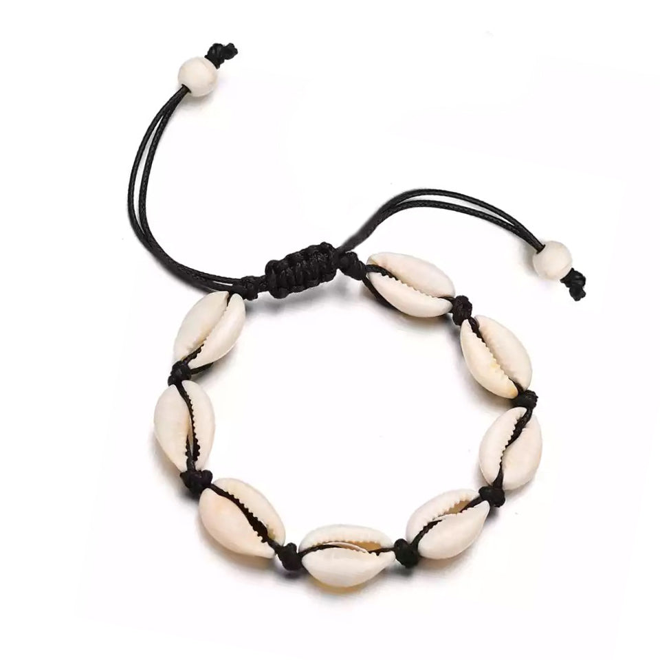 Brățară cu scoici naturale și șnur negru reglabil — bijuterie de vară inspirată de ocean, realizată manual. Perfectă pentru mână sau gleznă.