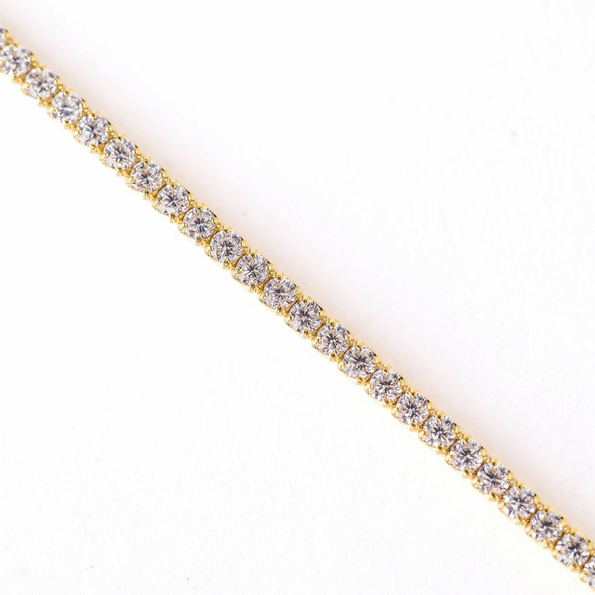 Brățară tennis din argint 925 placat cu aur 18K, cu zirconii albe Pure White – o bijuterie elegantă, ideală ca și cadou pentru femei. Accesoriu rafinat Maison La Stéphanie, perfect pentru ocazii speciale sau purtare zilnică.