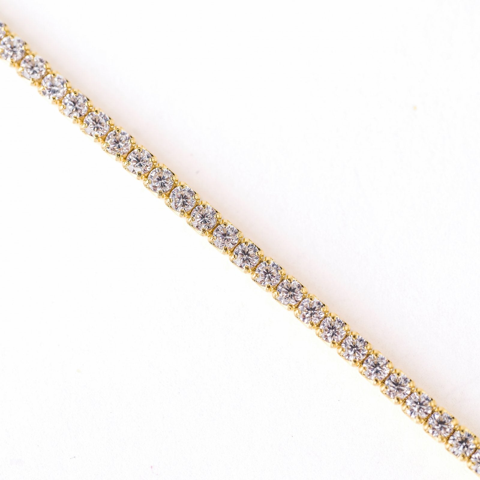 Brățară tennis din argint 925 placat cu aur 18K, cu zirconii albe Pure White – o bijuterie elegantă, ideală ca și cadou pentru femei. Accesoriu rafinat Maison La Stéphanie, perfect pentru ocazii speciale sau purtare zilnică.