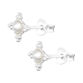 Cercei eleganți din argint 925 cu perle naturale de apă dulce – bijuterie clasică Maison La Stéphanie, perfectă ca idee de cadou pentru iubită, soție sau mamă.