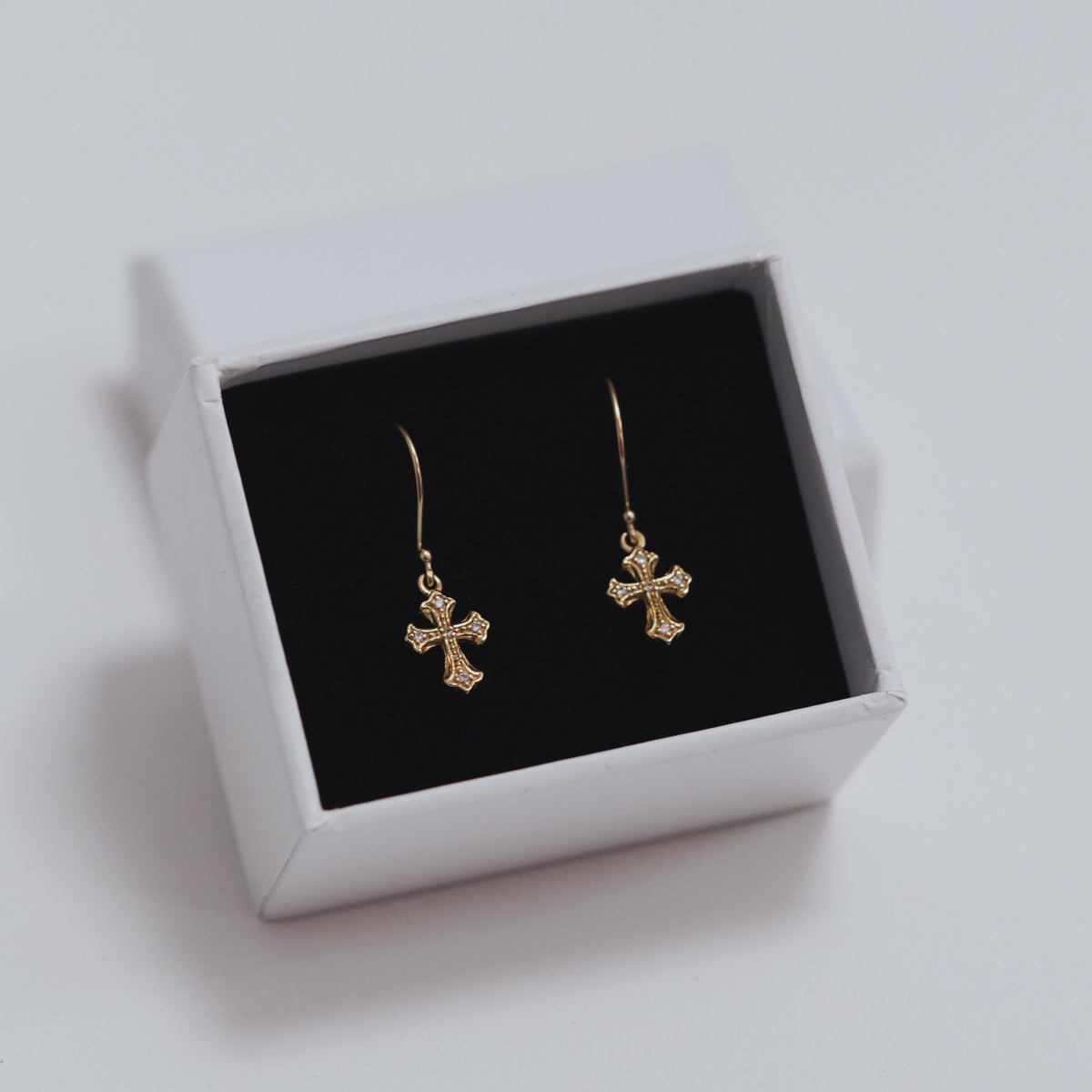 Cercei Cross Shine din argint 925 placat cu aur 14K – bijuterii elegante cu simbolul crucii și pietre zirconiu, ideale pentru cadouri spirituale sau rafinate.
