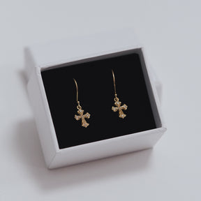 Cercei Cross Shine din argint 925 placat cu aur 14K – bijuterii elegante cu simbolul crucii și pietre zirconiu, ideale pentru cadouri spirituale sau rafinate.