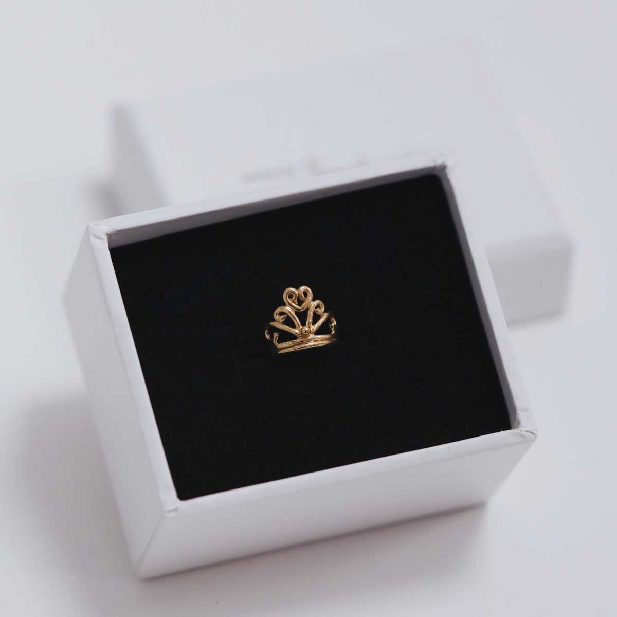 Cercel Earcuff Crown din argint 925 placat cu aur 14K – bijuterie regală fără perforație, ideală pentru lookuri elegante și cadouri rafinate.