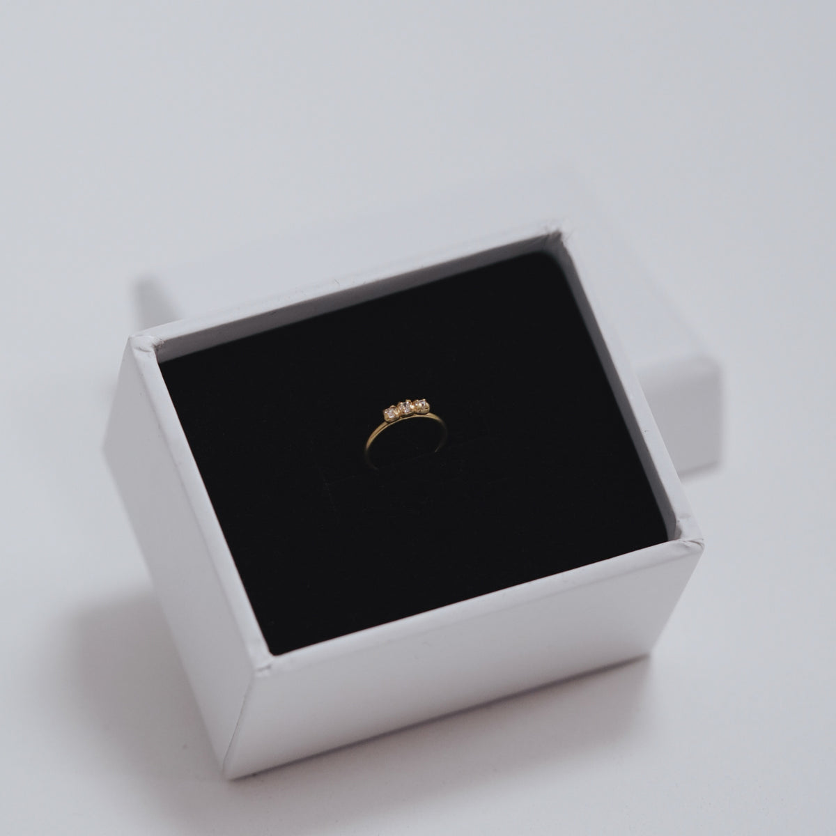 Cercel Earcuff Little Shine din argint 925 placat cu aur 14K – bijuterie delicată cu zirconii, ideală pentru layering sau cadouri elegante.