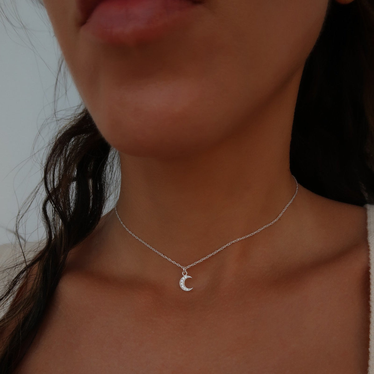 Choker elegant din argint 925 cu pandantiv în formă de lună. Bijuterie fină Maison La Stéphanie, perfectă pentru cadou sau pentru a adăuga o notă subtilă de feminitate oricărei ținute.