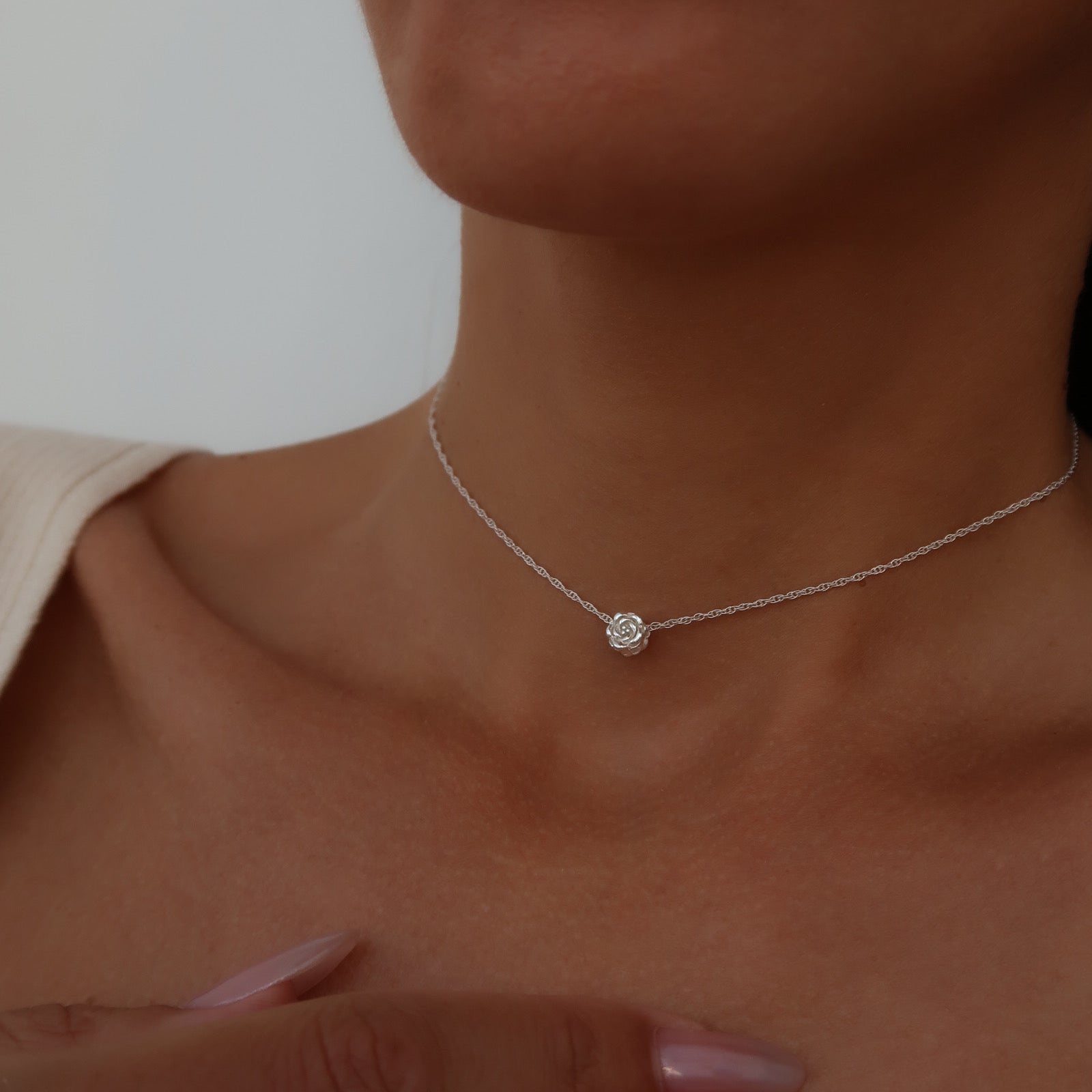 Choker elegant din argint 925 cu pandantiv trandafir – bijuterie fină Maison La Stéphanie, perfectă pentru un look romantic și feminin.