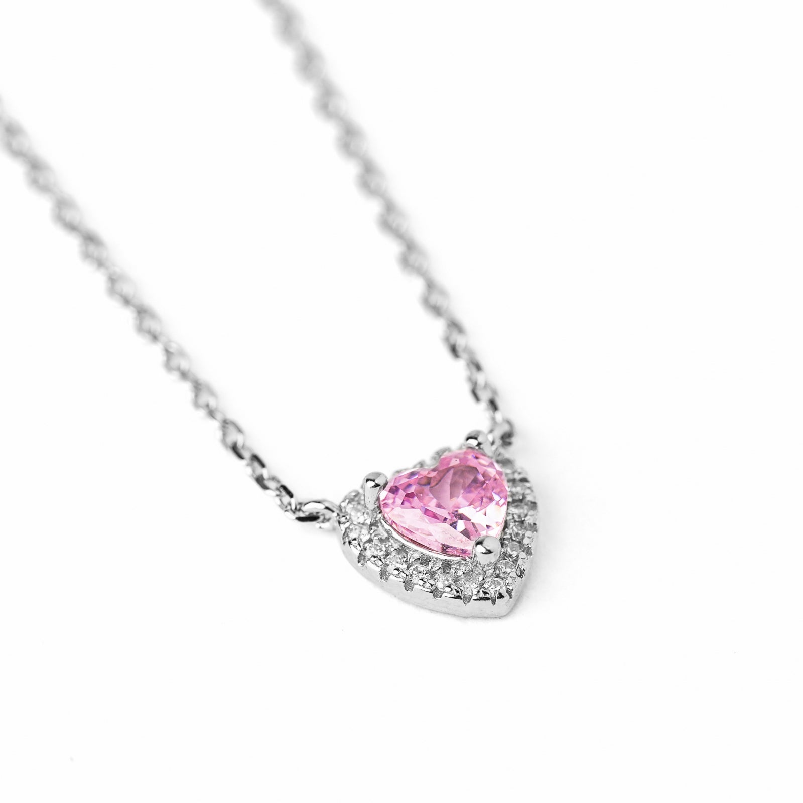 Colier Inimă Roze din argint 925 – bijuterie elegantă Maison La Stéphanie, placată cu rodiu, cu zirconiu roz strălucitor. Cadoul perfect pentru Valentine’s Day, aniversare sau orice ocazie specială.