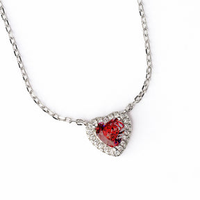 Colier Inimă Ruby din argint 925 – bijuterie elegantă Maison La Stéphanie, placată cu rodiu, cu zirconiu roșu intens. Cadoul perfect pentru Valentine’s Day sau aniversare.