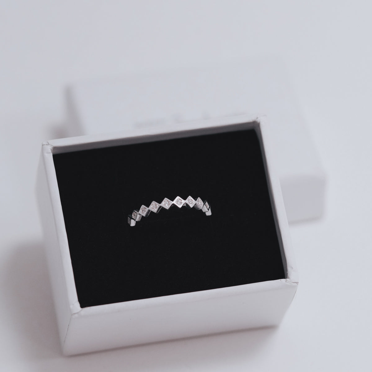 Inel Diamond Gemstones din argint 925 – inel elegant cu zirconii albe dispuse geometric, bijuterie fină Maison La Stéphanie.