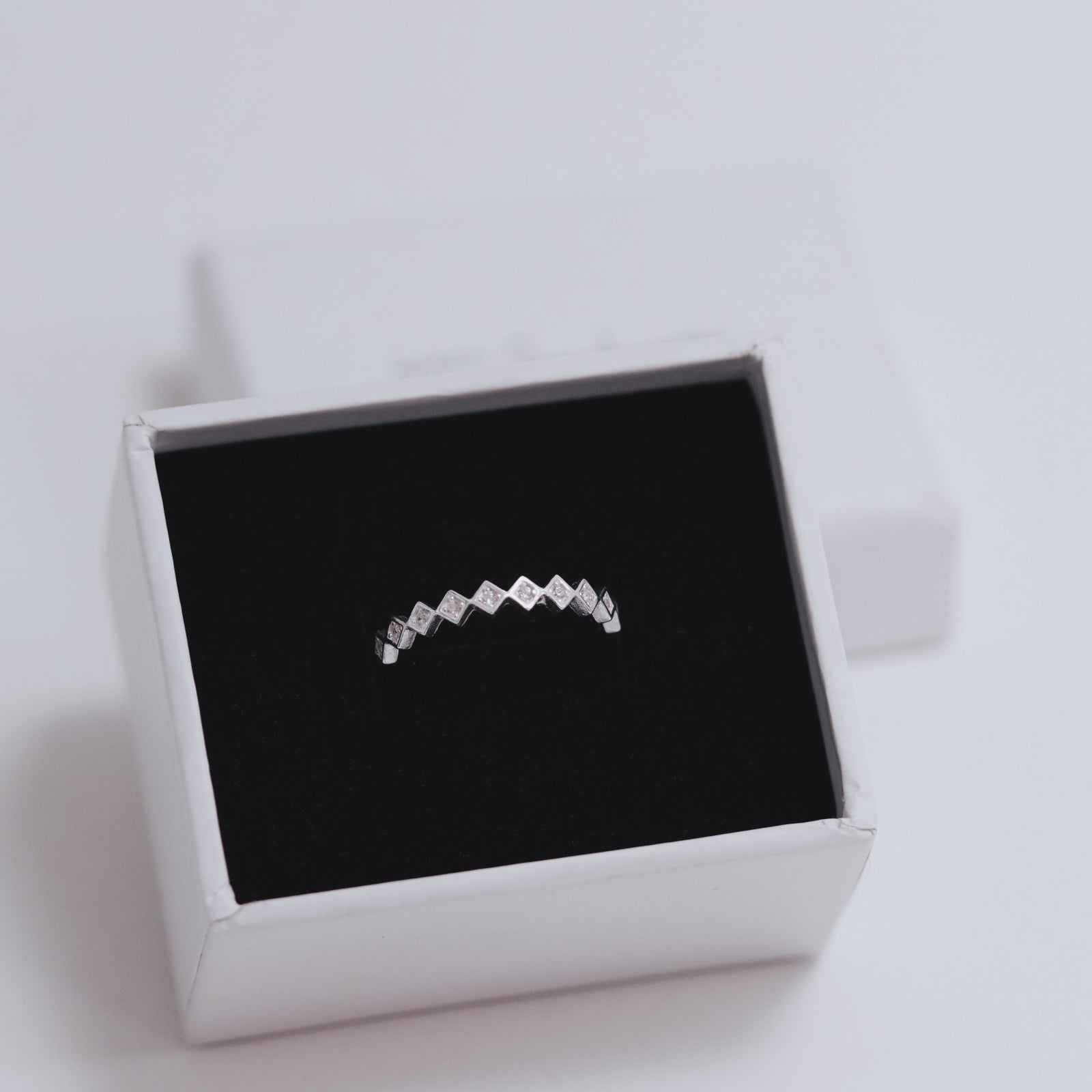 Inel Diamond Gemstones din argint 925 – inel elegant cu zirconii albe dispuse geometric, bijuterie fină Maison La Stéphanie.