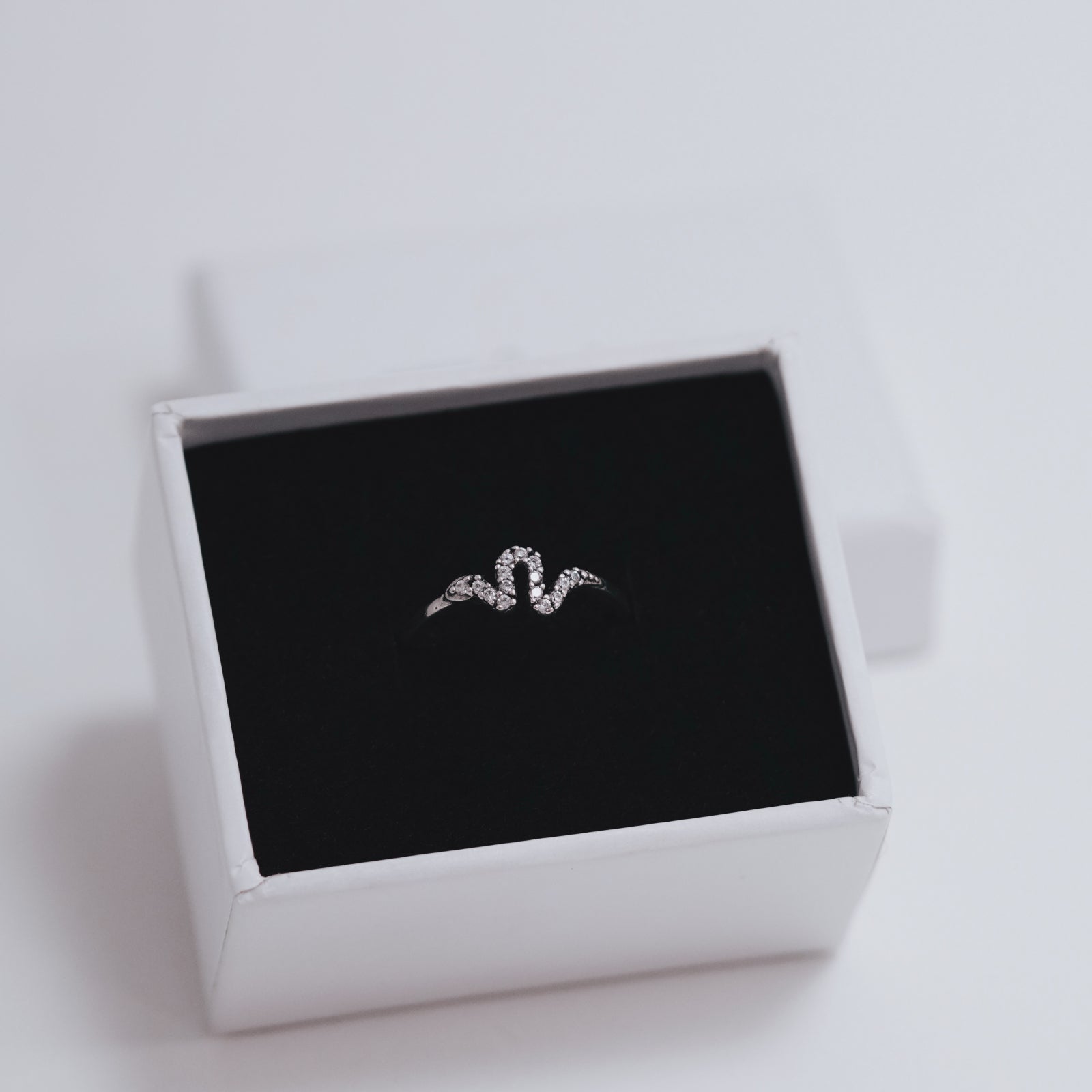 Inel Diamond Snake din argint 925 – bijuterie elegantă, simbol al transformării și feminității, cu 15 pietre zirconia.