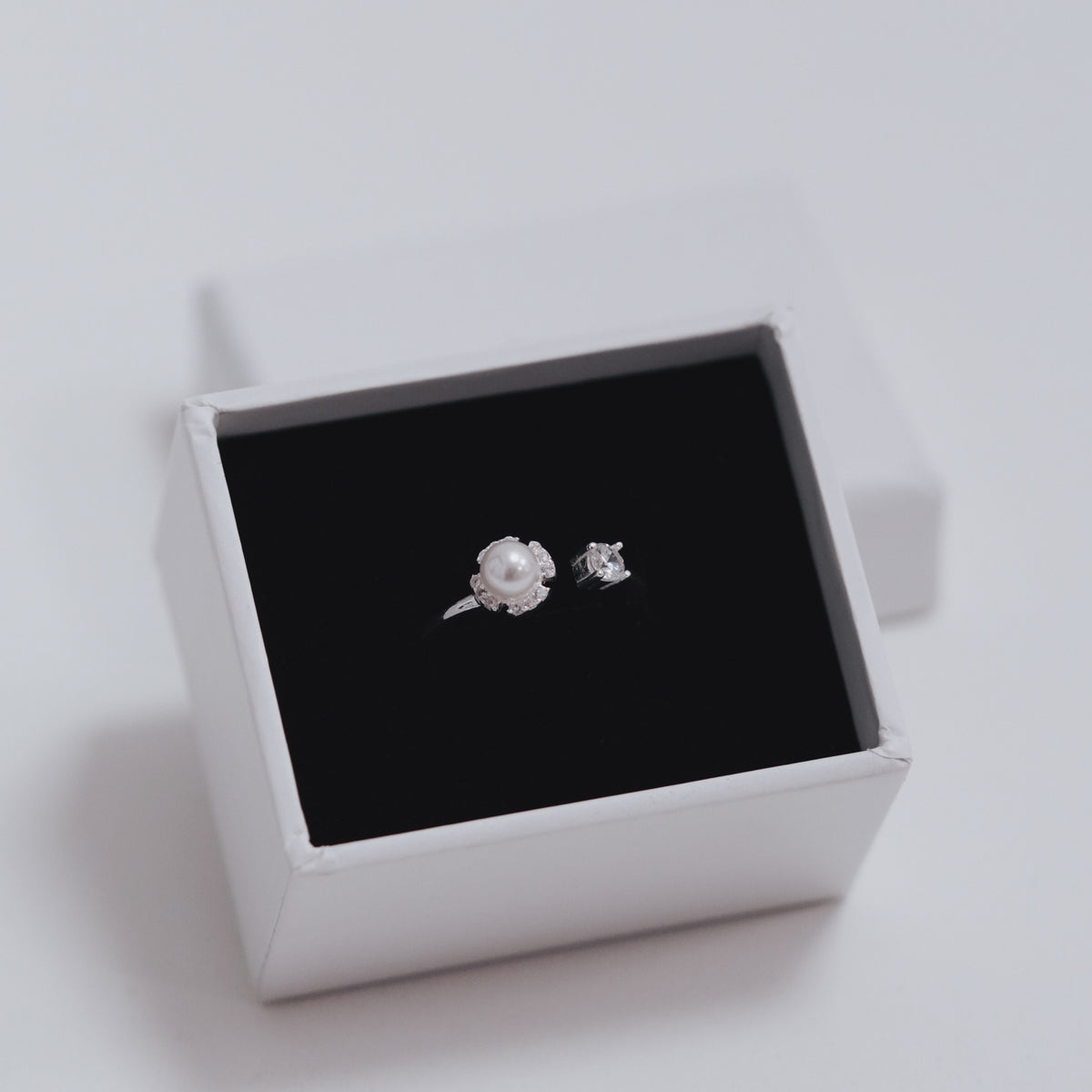 Inel QUEEN PEARL din argint 925 – bijuterie fină cu perlă și zirconiu, inspirată de eleganța atemporală, perfectă pentru ținute rafinate sau cadouri speciale.