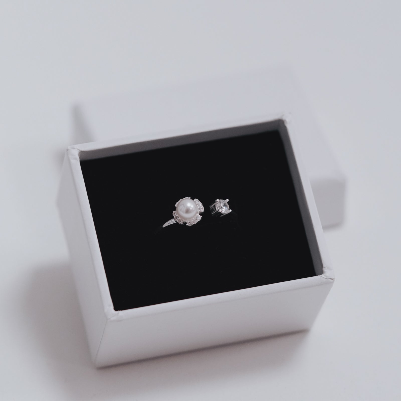 Inel QUEEN PEARL din argint 925 – bijuterie fină cu perlă și zirconiu, inspirată de eleganța atemporală, perfectă pentru ținute rafinate sau cadouri speciale.