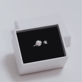 Inel QUEEN PEARL din argint 925 – bijuterie fină cu perlă și zirconiu, inspirată de eleganța atemporală, perfectă pentru ținute rafinate sau cadouri speciale.