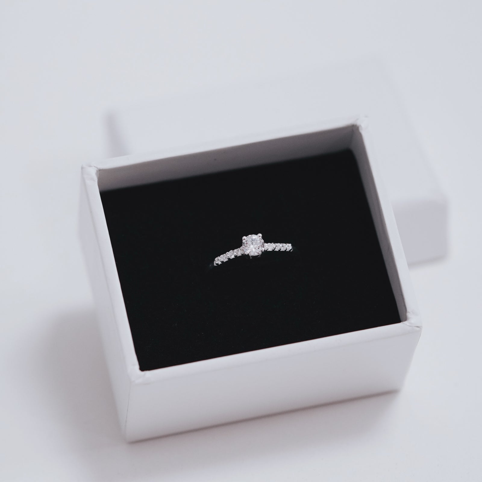 Inel Queen din argint 925 cu zirconia crystal – bijuterie elegantă, clasică, ideală ca inel de logodnă. Maison La Stéphanie.