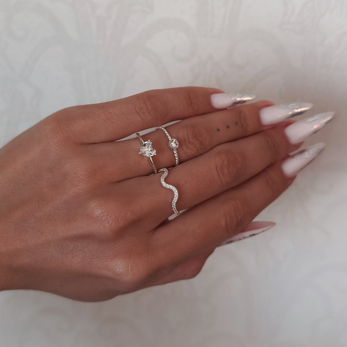 Inel elegant din argint 925 cu piatră zirconia și design împletit – bijuterie rafinată Maison La Stéphanie, ideală ca dar pentru femei sau pentru purtare zilnică.
