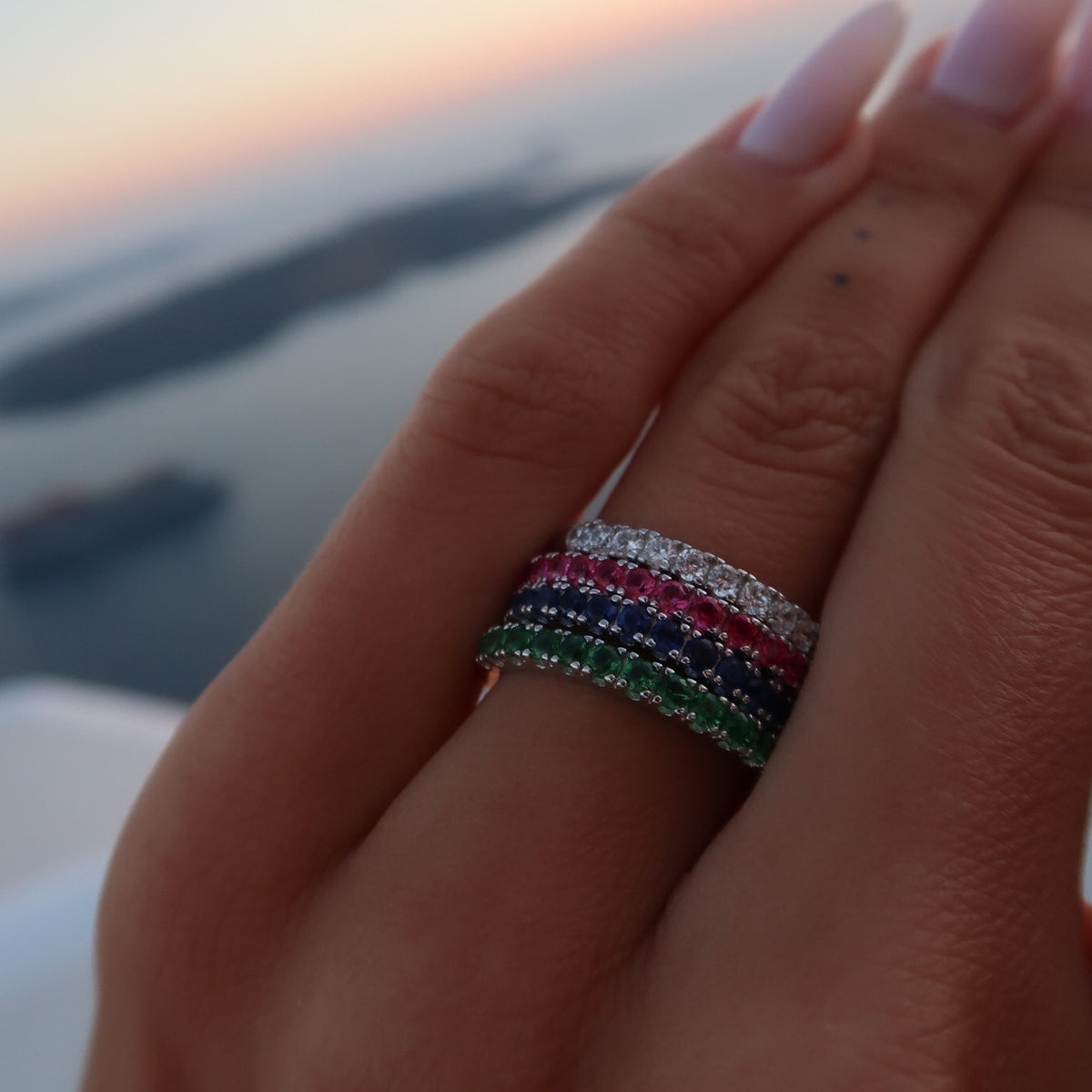 Inel elegant din argint 925 cu pietre zirconia colorate – bijuterie Maison La Stéphanie în patru variante: alb cristal, roz, verde sau albastru. Perfect ca bijuterie statement sau cadou rafinat pentru femei.
