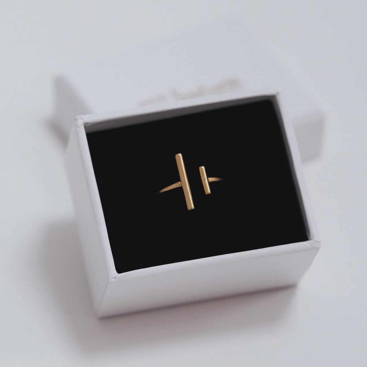 Inel Double Bar din argint 925 placat cu aur 14K – bijuterie minimalistă, reglabilă, perfectă pentru lookuri moderne și elegante.