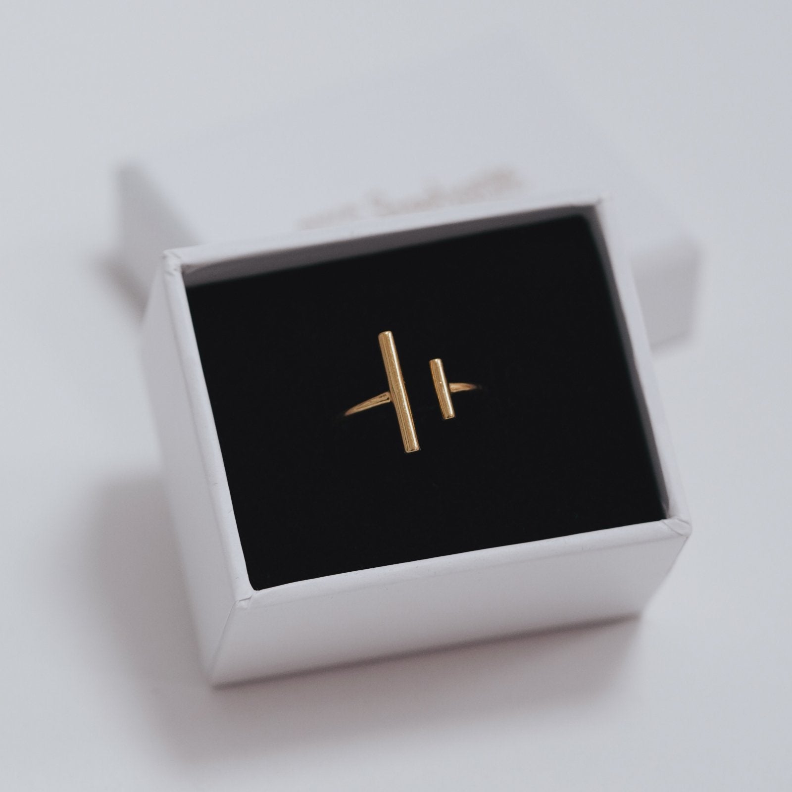 Inel Double Bar din argint 925 placat cu aur 14K – bijuterie minimalistă, reglabilă, perfectă pentru lookuri moderne și elegante.