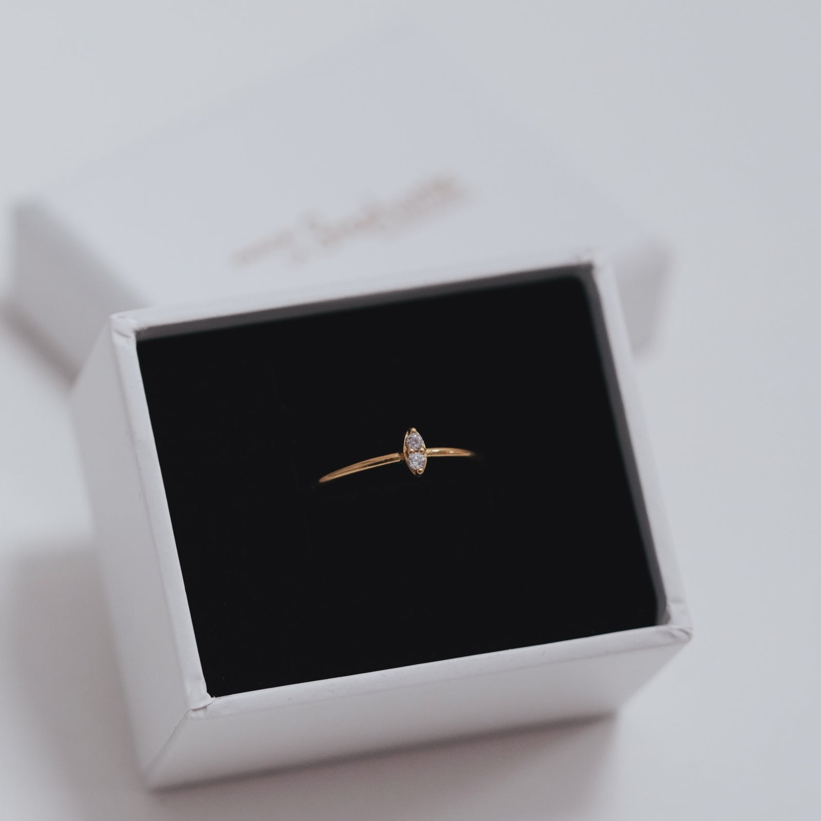 Inel Innocence din argint 925 placat cu aur 14K – inel fin cu două zirconii, bijuterie minimalistă și elegantă, perfectă pentru purtare zilnică sau cadou rafinat.