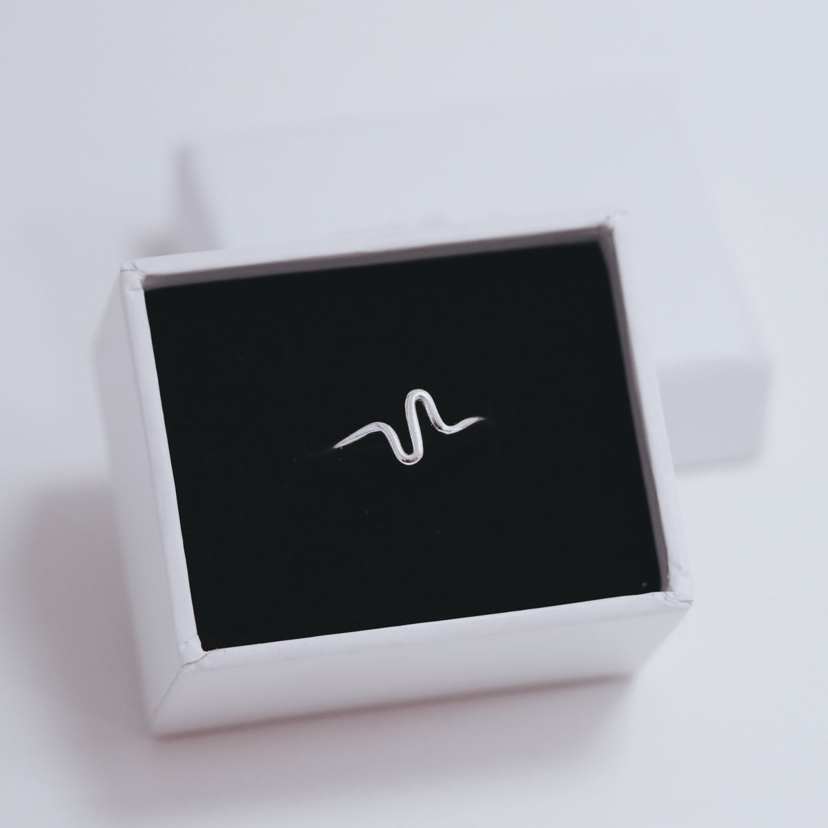 Inel JADA din argint 925 – inel modern și minimalist, cu design abstract și finisaj lucios, ideal pentru purtare zilnică.