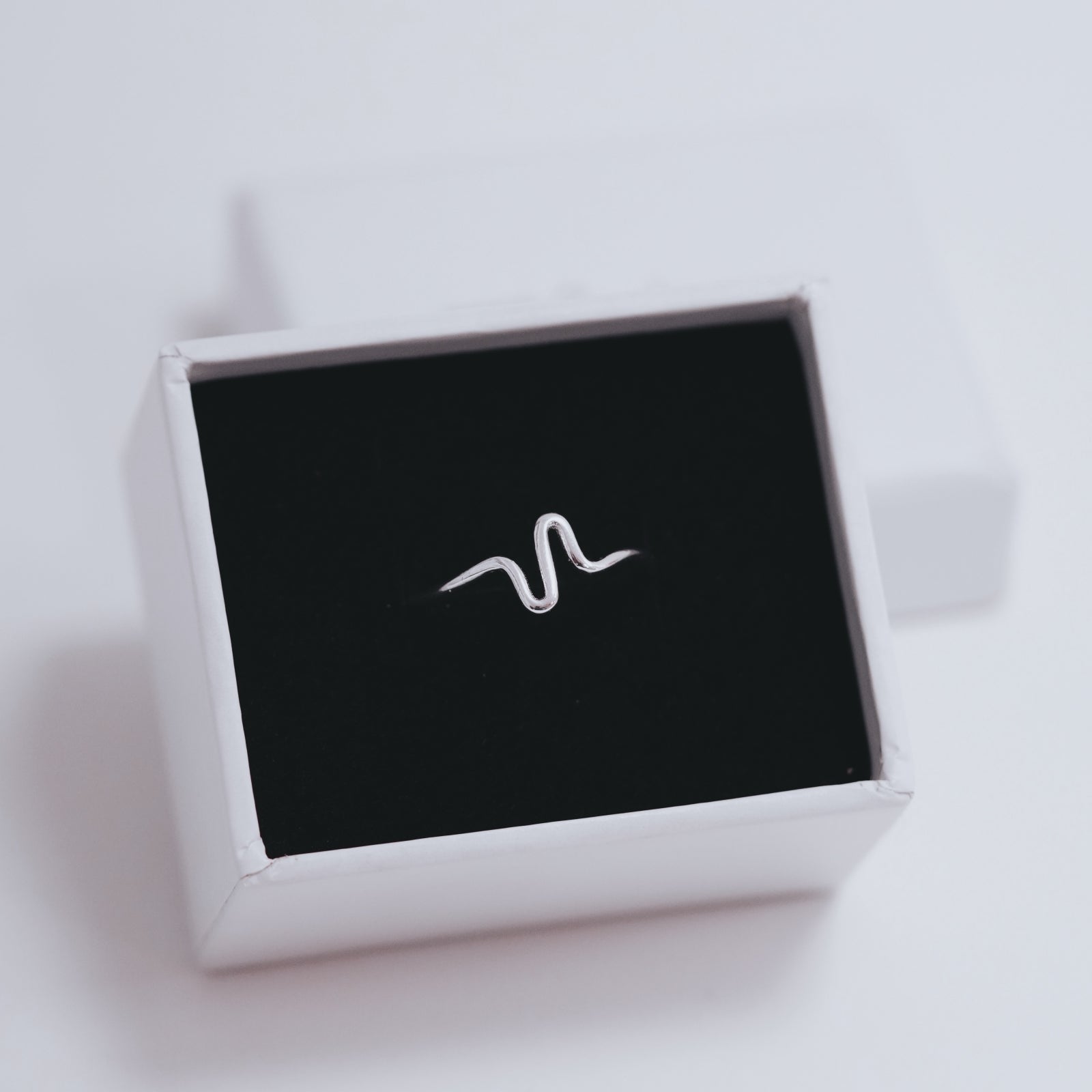 Inel JADA din argint 925 – inel modern și minimalist, cu design abstract și finisaj lucios, ideal pentru purtare zilnică.